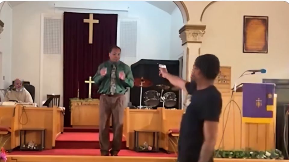 Momento en que hombre llega a la iglesia e intenta matar a pastor en EU