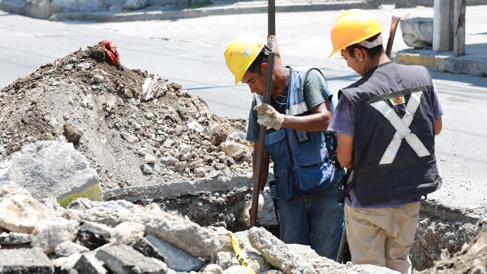 Trabajadores realizan su actividad laboral bajo el sol