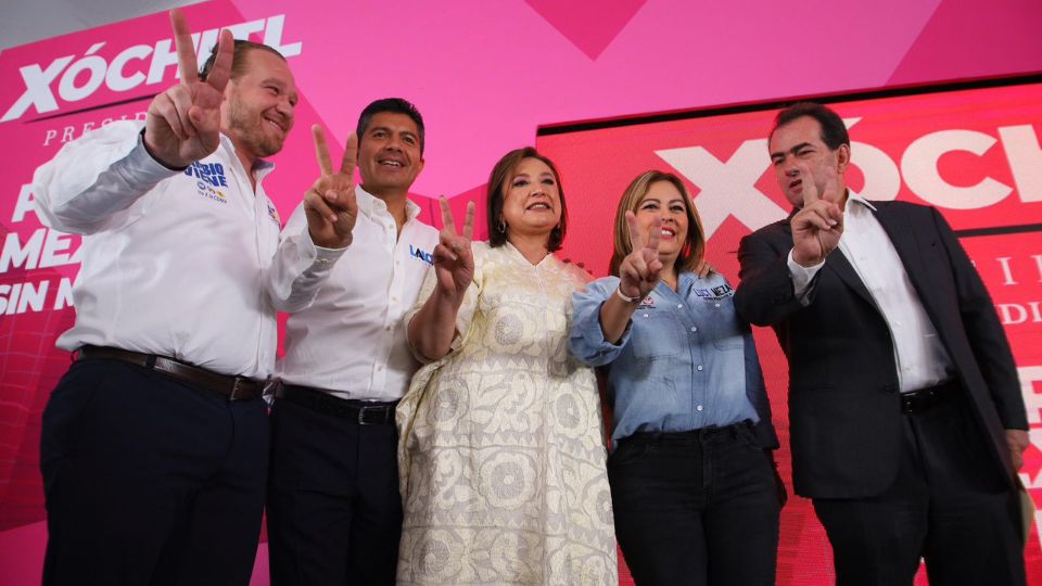 Xóchitl Gálvez (centro) junto a representantes de la alianza PRI, PAN y PRD