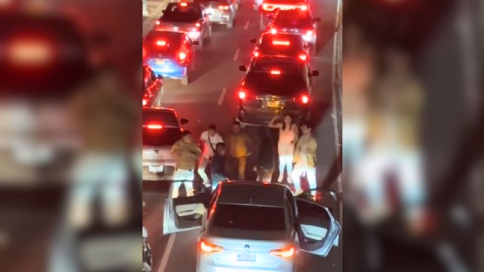 Jóvenes en el trafico bailando El Payaso de Rodeo.