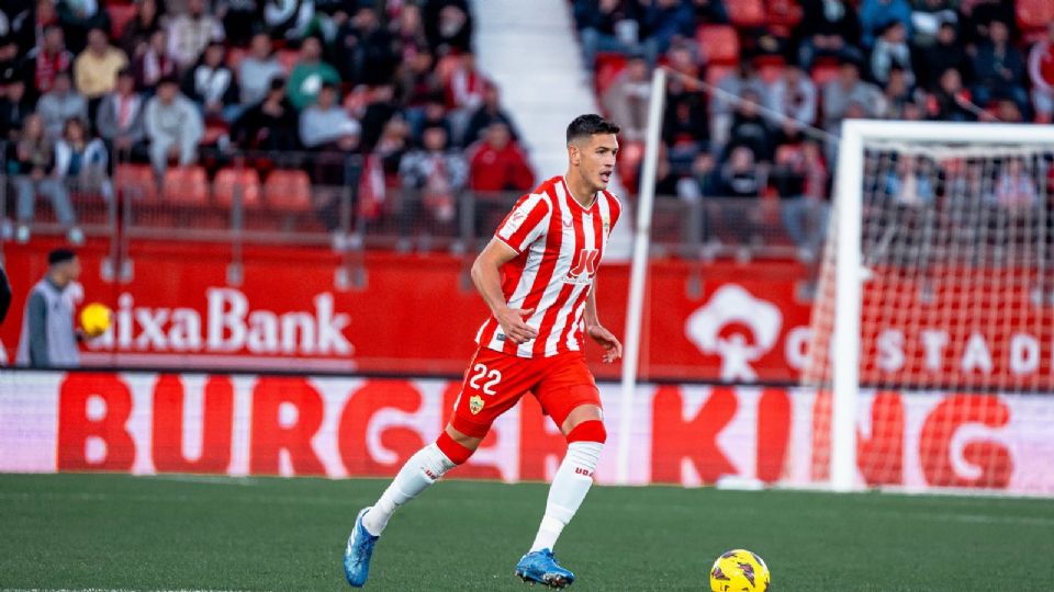 César Montes descendió junto al Almeria, pero el zaguero planea jugar con el club español en la Segunda División