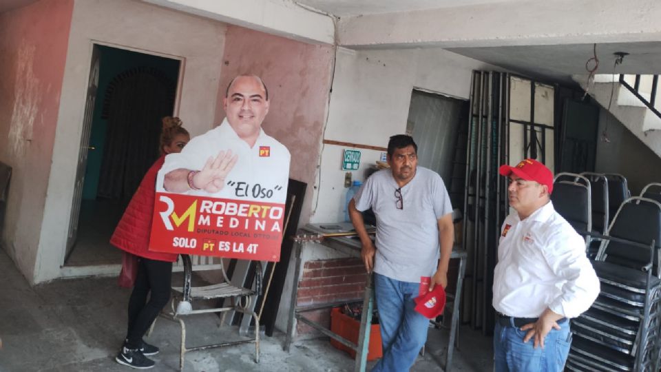 Roberto “Oso” Medina durante su recorrido por el Distrito 3 local.