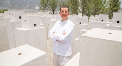 Instalan esculturas de Antony Gormley en jardines de la UDEM