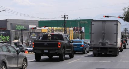 Semáforo en avenida Manuel L. Barragán sigue operando, generando congestión vial