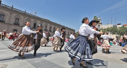 Pese al calor, 200 estudiantes 'zapatean' para celebrar el aniversario de NL