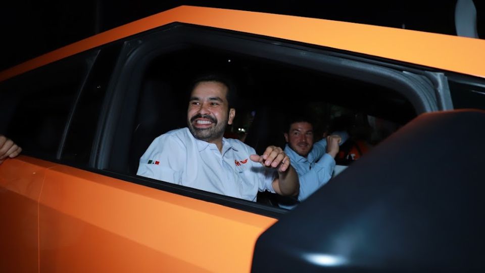 Samuel García y Jorge Álvarez Máynez dentro de la Cybertruck