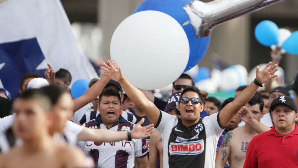 Afición del Monterrey rumbo al Estadio Universitario de cara al Clásico Regio del Clausura 2015