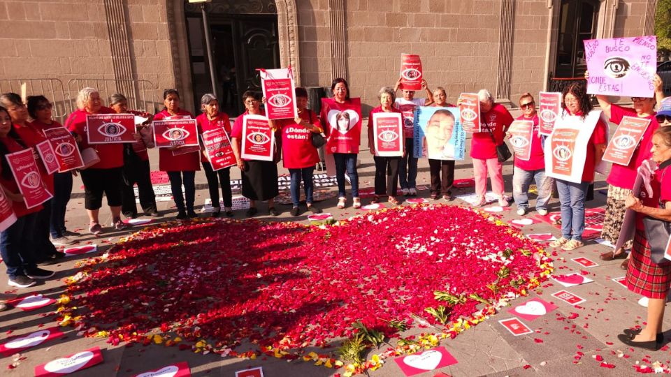 Madres buscadoras se manifiestan en Palacio de Gobierno