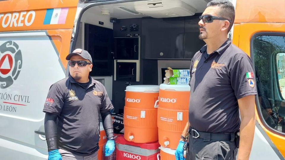 Brindan agua fresca a ciudadanos de Nuevo León por altas temperaturas