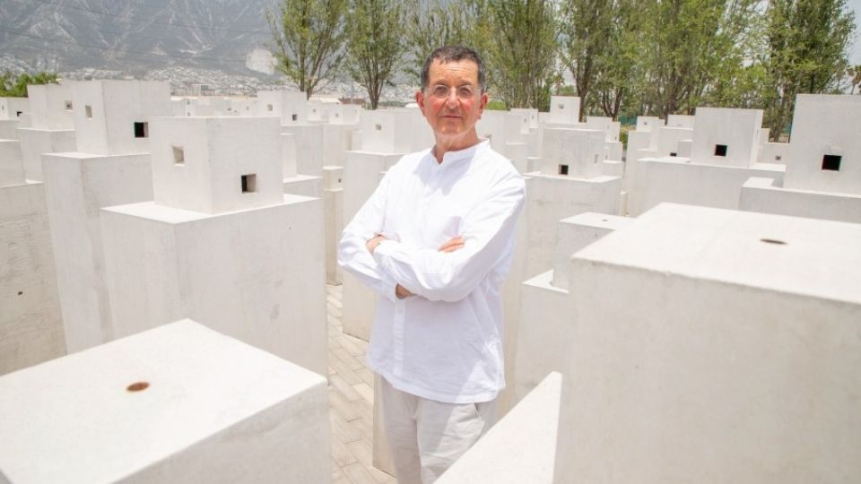 Antony Gormley junto a su obra en la UDEM