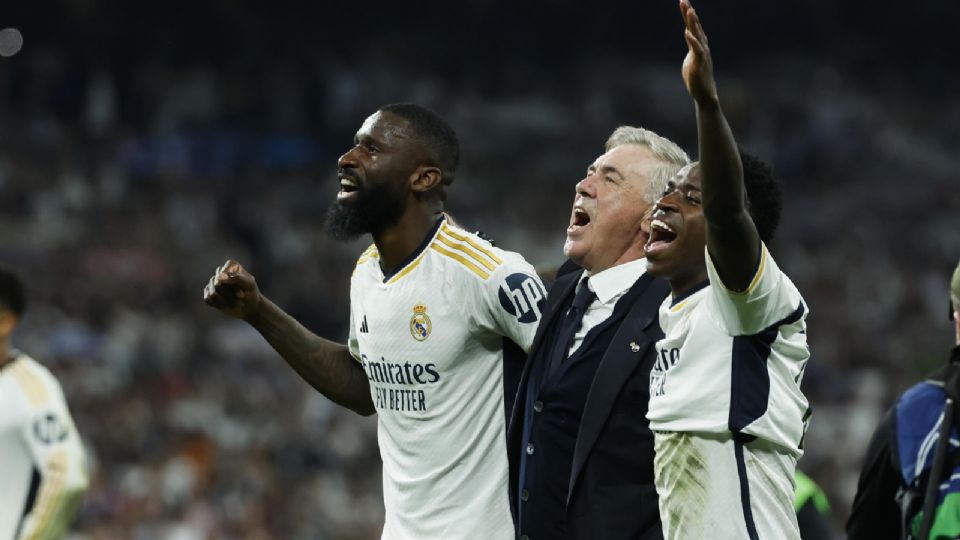 Carlo Ancelotti, Vinicius Jr. y Antonio Rüdiger festejando la victoria del Real Madrid.