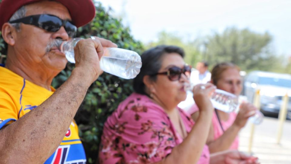 Personas hidratándose