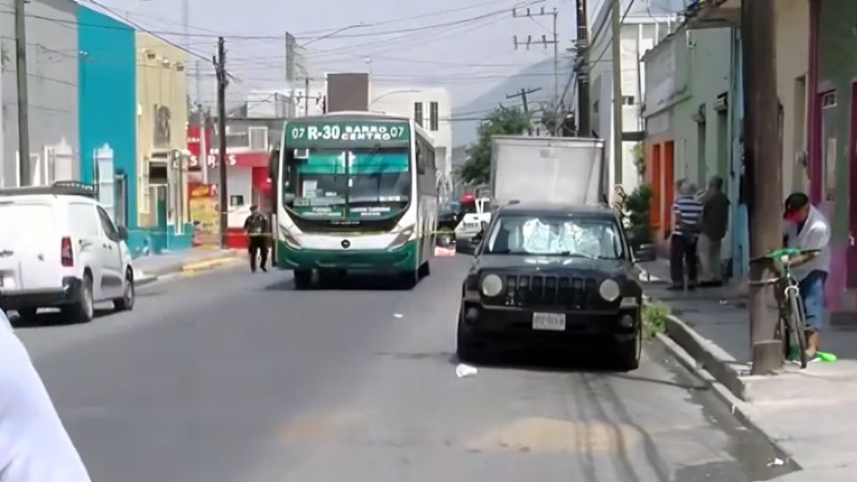 Estudiante falleció tras ser atropellada por camión urbano en Monterrey