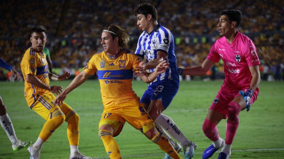 Jugadores de Tigres y Rayados.