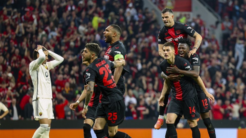 Los jugadores del Leverkusen celebran un gol durante el partido de semifinales de la UEFA Europa League entre el Bayer 04 Leverkusen y la AS Roma.