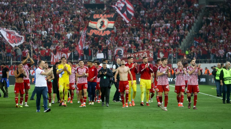 Los jugadores del Olympiacos celebran haber ganado la semifinal de la UEFA Conference League, partido de vuelta entre Olympiacos y Aston Villa.