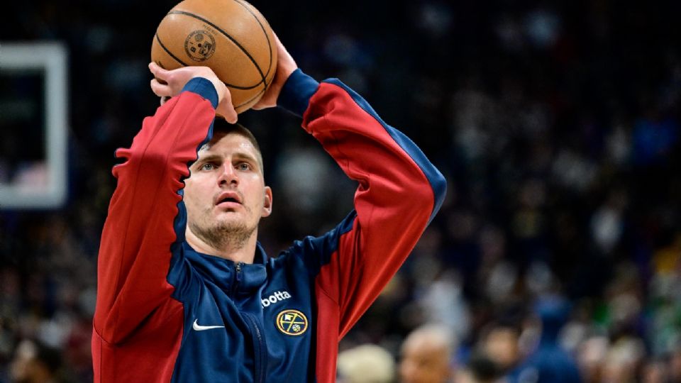 El centro de los Denver Nuggets, Nikola Jokic, se calienta antes del primer juego de la serie de semifinales de la Conferencia Oeste entre los Minnesota Timberwolves y los Denver Nuggets.