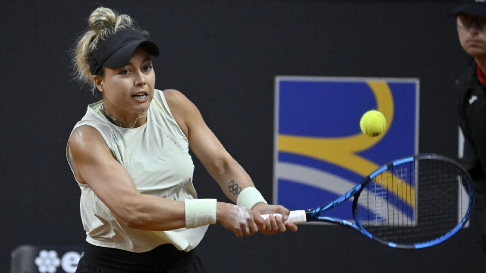 Renata Zarazua de México en acción contra Elisabetta Cocciaretto de Italia durante su partido de singles femenino en el torneo de tenis Italian Open.