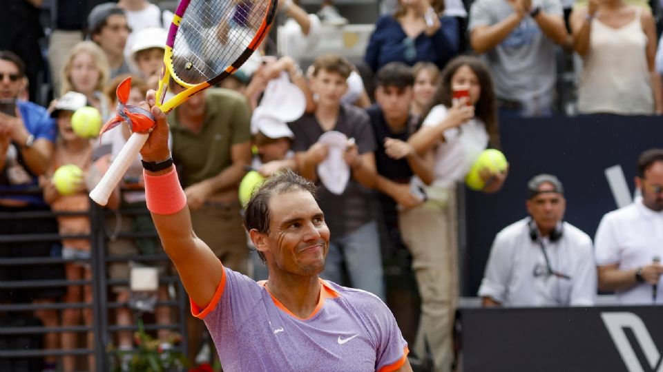 Rafael Nadal celebra su victoria contra Zizou Bergs de Bélgica en su partido de primera ronda en el Abierto de Italia