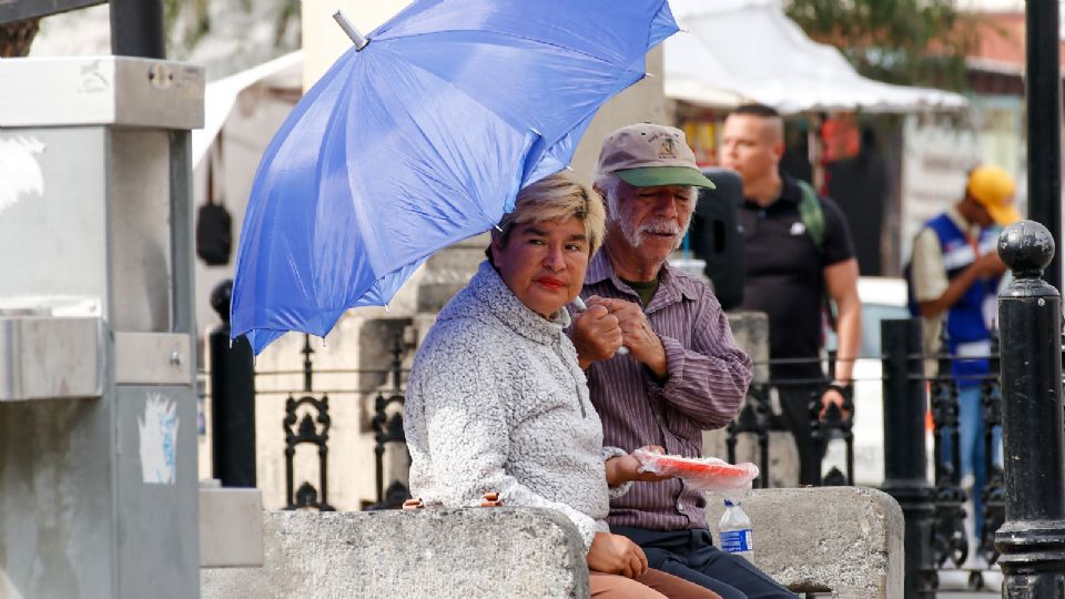 Personas protegiéndose del sol en Nuevo León.