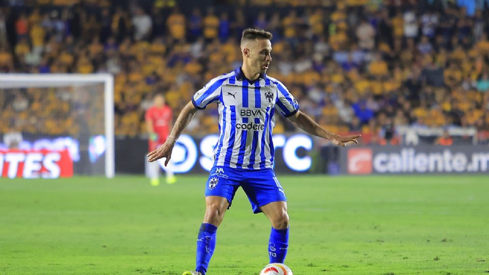 Sergio Canales se retira lesionado en el Clásico Regio 136, donde marcó un gol en el Estadio Universitario