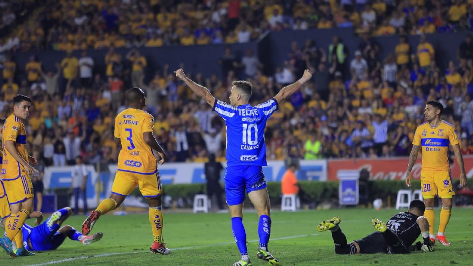 Sergio Canales celebra su gol ante Tigres en el Clásico Regio 136 disputado en el Estadio Universitario