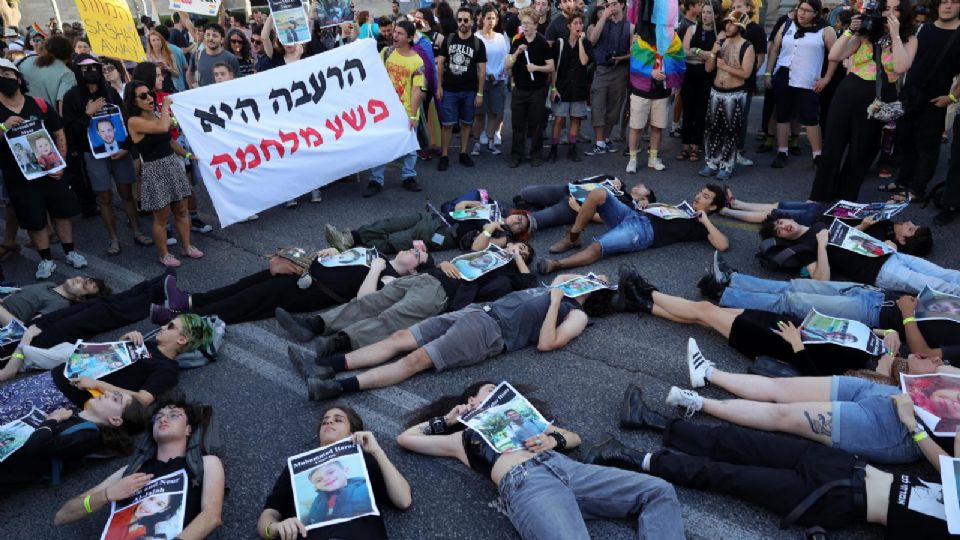 Más de 100 mil israelíes protestan en Tel Aviv a favor de tregua en Gaza.