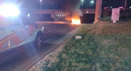 Camioneta vuelca y se incendia bajo puente en avenida Constitución