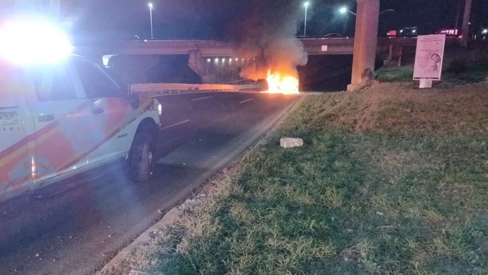 Camioneta incendiada bajo puente Guadalupe