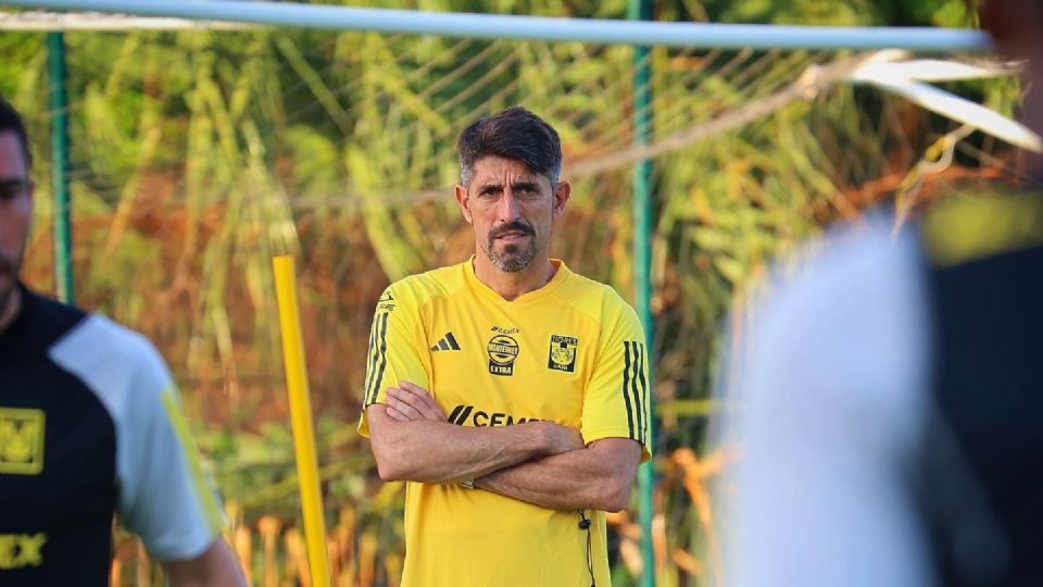 Veljko Paunovic observa a los jugadores de Tigres durante una práctica en el Riviera Maya