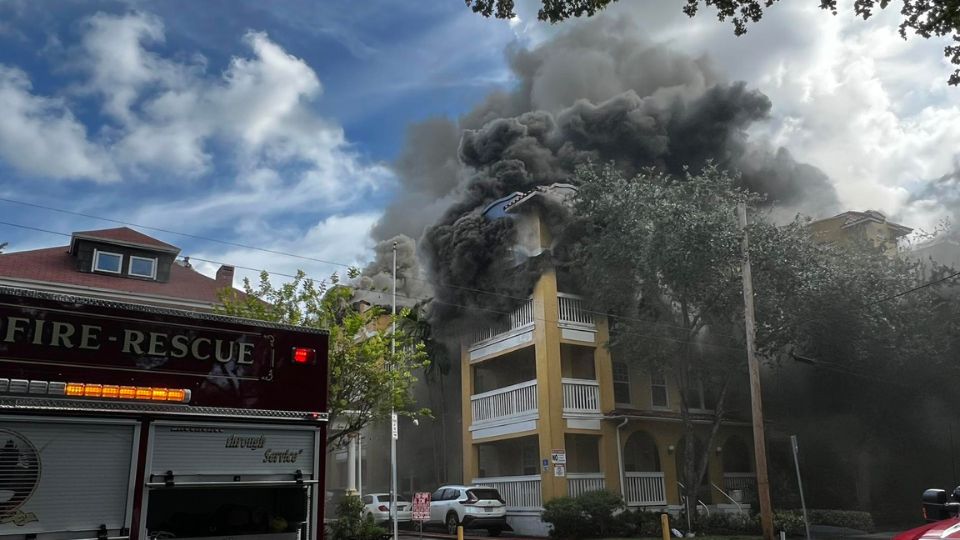 Incendio desatado alrededor de las 8:15 hora local en el edificio Temple Cour | EFE/ Miami Fire Rescue