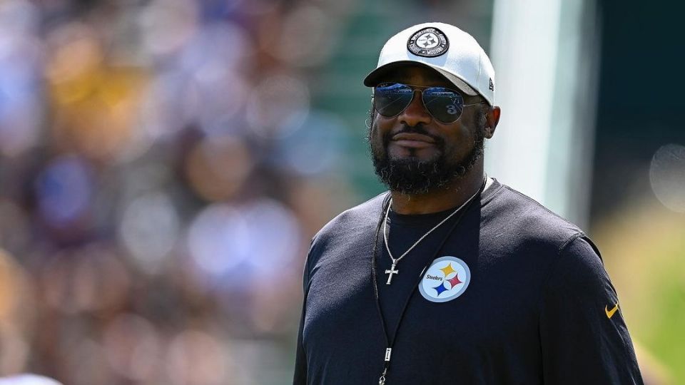 El histórico entrenador en jefe, Mike Tomlin, que lleva 17 años al mando del equipo, ha extendido su contrato por tres temporadas más.