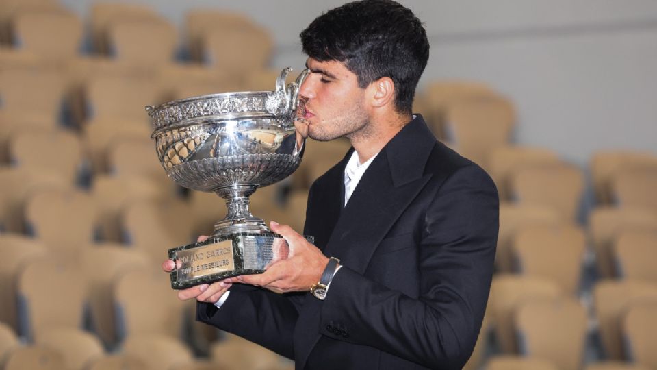 Carlos Alcaraz de España posa con el trofeo de la Coupe des Mousquetaires por ganar el Roland Garros