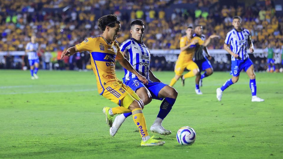 Diego Lainez y Jorge 'Corcho' Rodríguez disputando el balón.