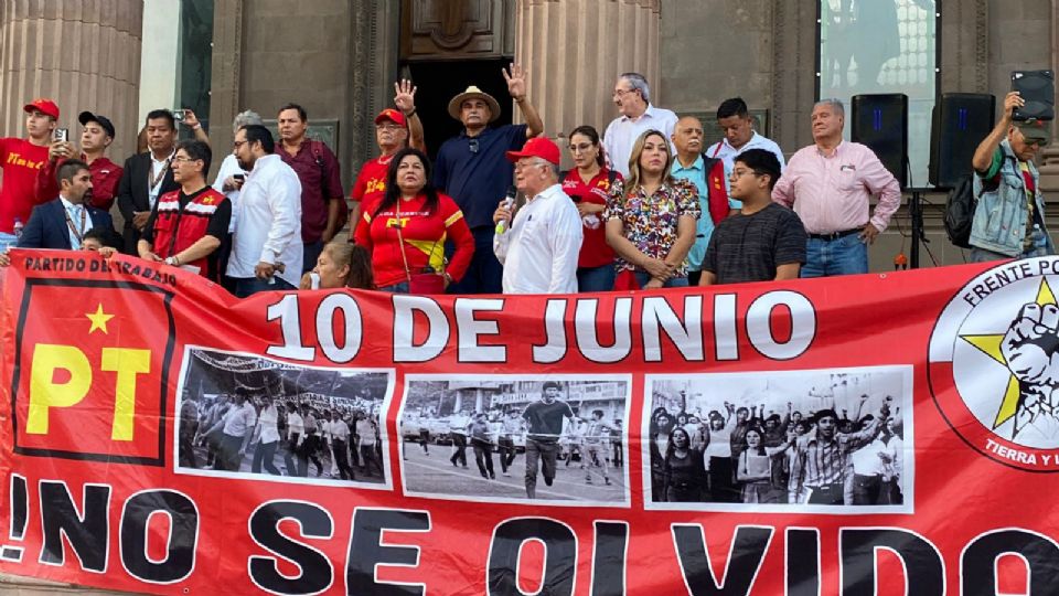 Integrantes del PT frente a Palacio de Gobierno.