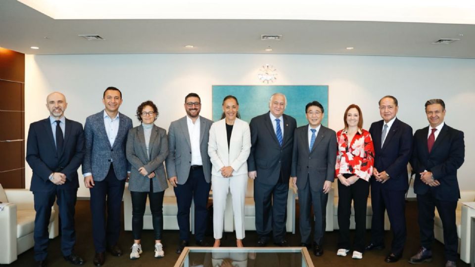 Reunión de Maricarmen Martínez, titular de la Secretaría de Turismo de Nuevo León, con directivos japoneses.