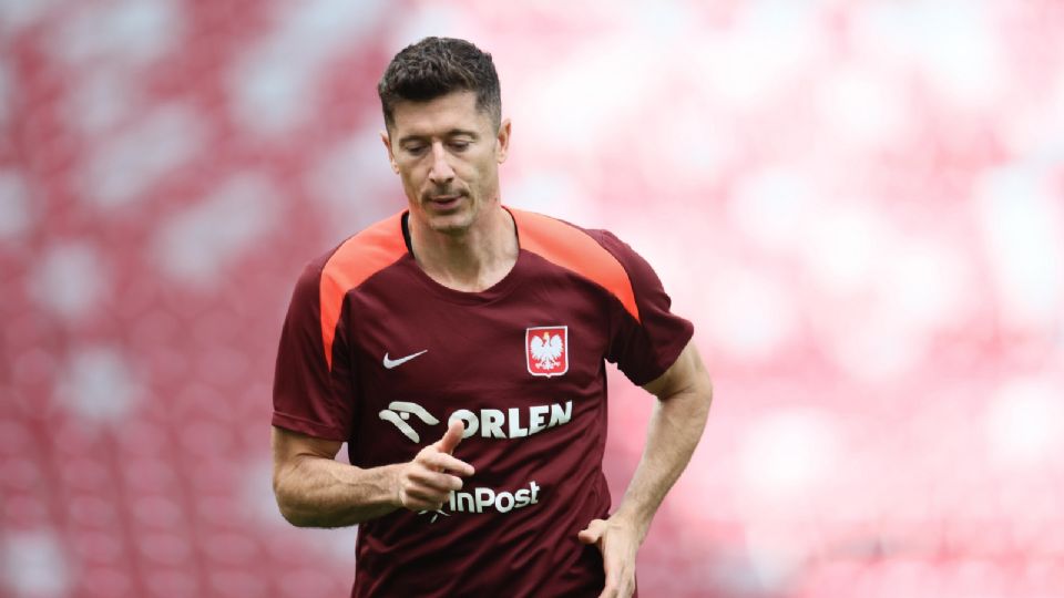 El jugador de la selección de Polonia, Robert Lewandowski, en acción durante la sesión de entrenamiento del equipo en Varsovia, Polonia.