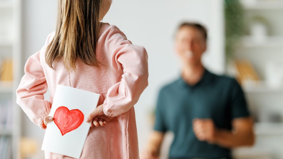 Hija da regalo a su padre