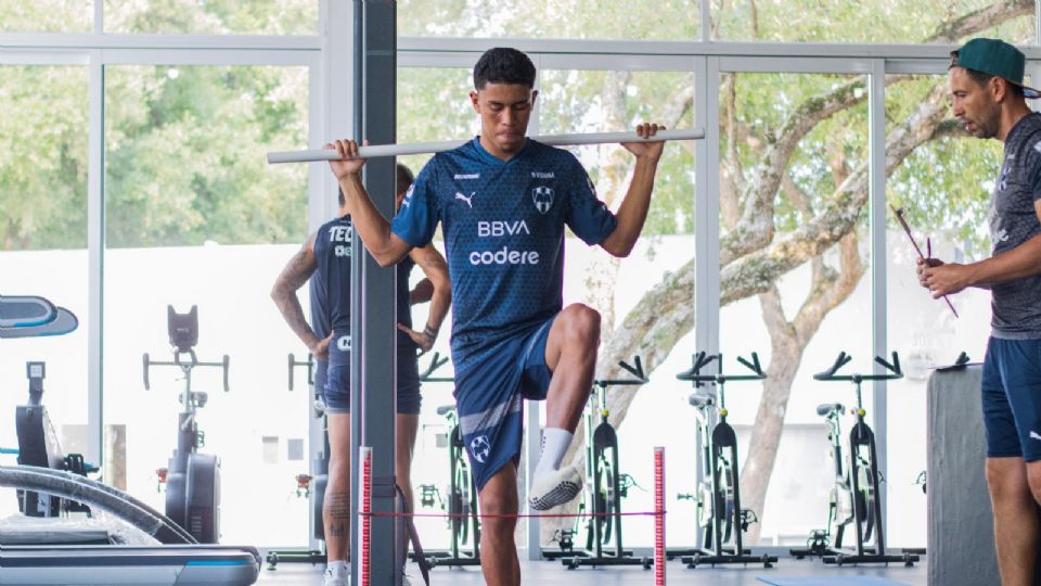 Johan Rojas trabaja en el gimnasio de Rayados en El Barrial