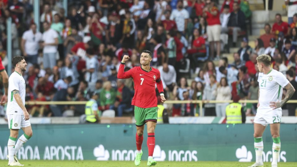 Cristiano Ronaldo celebra después de marcar durante el partido amistoso entre Portugal e Irlanda.