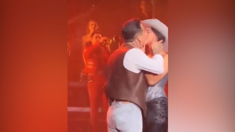 Beso entre Christian Nodal y Ángela Aguilar.