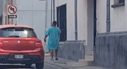 ¿Se fugó? Captan a hombre con bata de hospital caminando por el centro de Monterrey