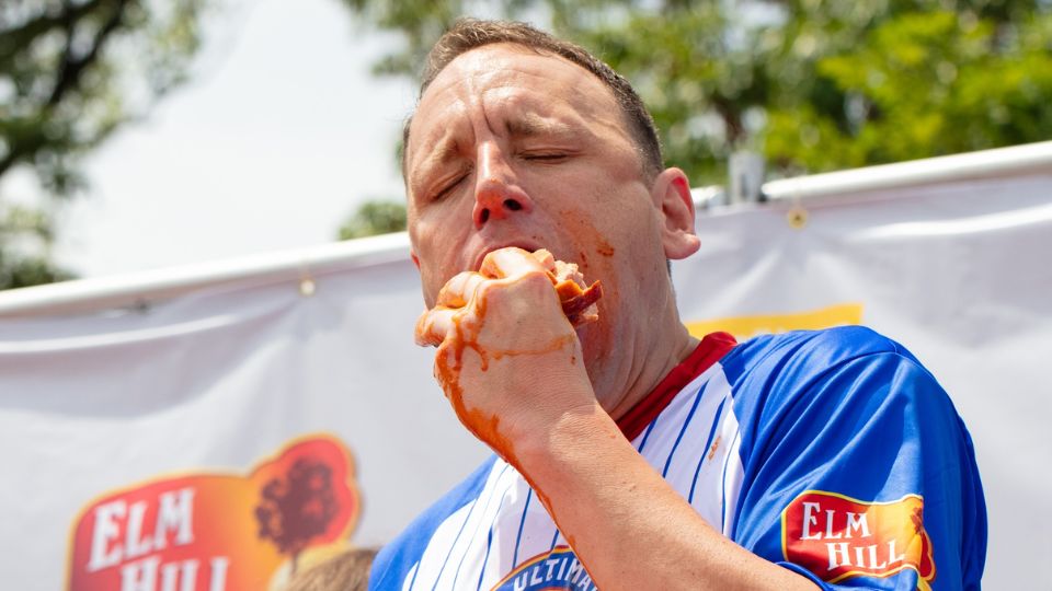 Joey Chestnut comiendo hot-dogs | Facebook / Dead End BBQ