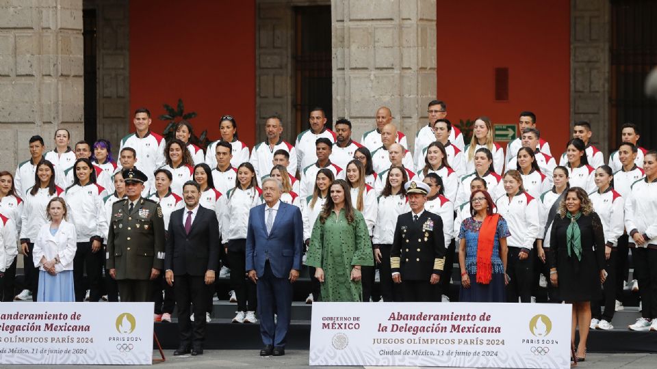 El presidente de México, Andrés Manuel López Obrador (c), posa junto a dirigentes y deportistas durante la ceremonia de abanderamiento de la delegación mexicana que participará en los Juegos Olímpicos de París 2024