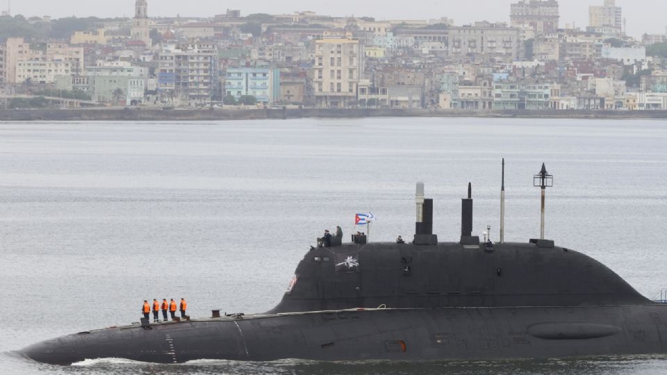 Fotografía donde se observa un submarino perteneciente a la flotilla de la Marina de Guerra de Rusia este miércoles, en la Habana, (Cuba).