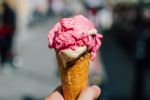 Video: Doctor halla dedo humano dentro de su helado en la India
