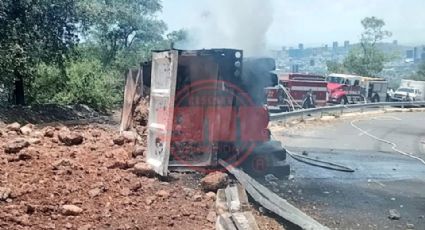 Cierran avenida Valle de San Ángel, en San Pedro, por volcadura de camión