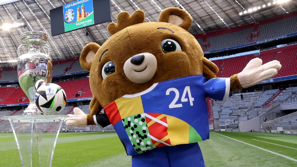 Albärt, mascota de la Euro 2024, posa junto al balón oficial y el trofeo del torneo