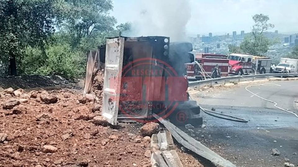 Tractocamión volcado en San Pedro | X / @911SanPedro