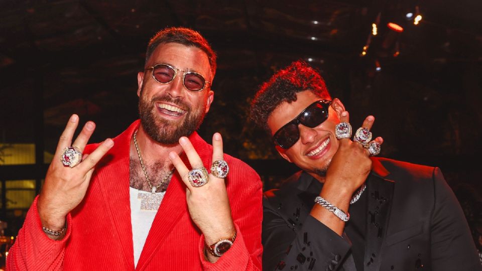 Travis Kelce y Patrick Mahomes posan con los anillos que han ganado con Kansas City Chiefs